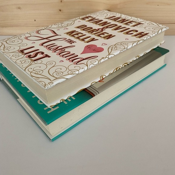 2 NOVEL Bundle by Authors Janet Evanovich & Doreen Kelly & Stephanie Evanovich - Picture 7 of 8